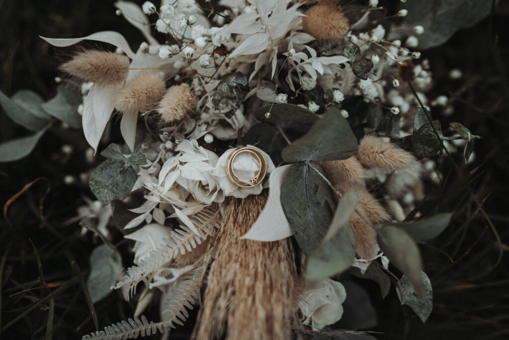 Gartenhochzeit Trauringe Brautstrauß Hochzeitsplanung Hochzeitsglück Sina Jentsch