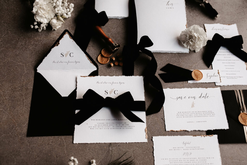 Einladungskarte für Hochzeiten in dunklen Farben